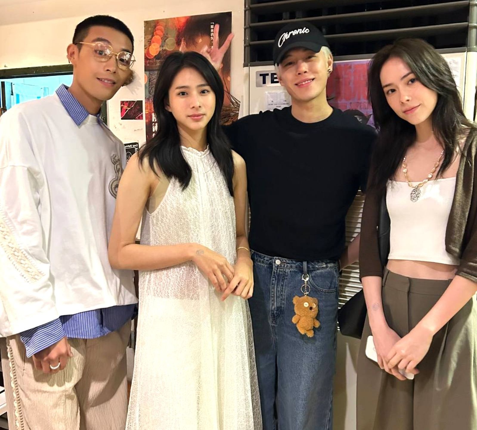 袁漠遙(左二)辦首場音樂會,同門師兄牧森(左)、以及師弟妹孫麥傑(右二)、林奕嵐(右一)皆出席力挺。周子娛樂提供