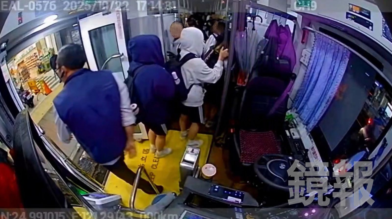 高中生下車後講:錢都不會數,你這輩子就這樣,劉姓司機爆氣下車揍人。翻攝畫面