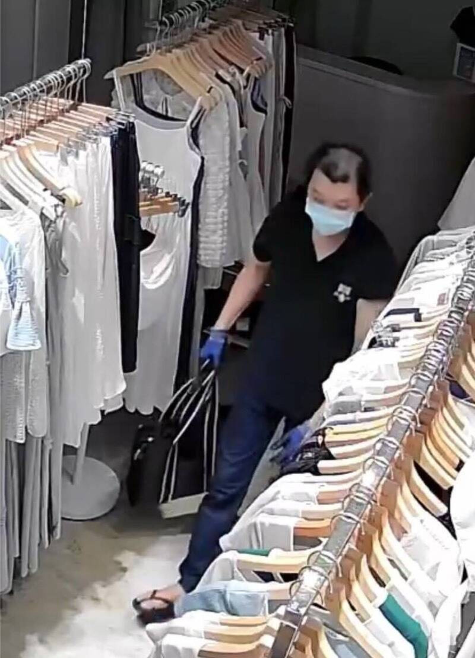 台中一中街服飾店遭竊「全都錄」　老闆怒斥：根本熟門熟路