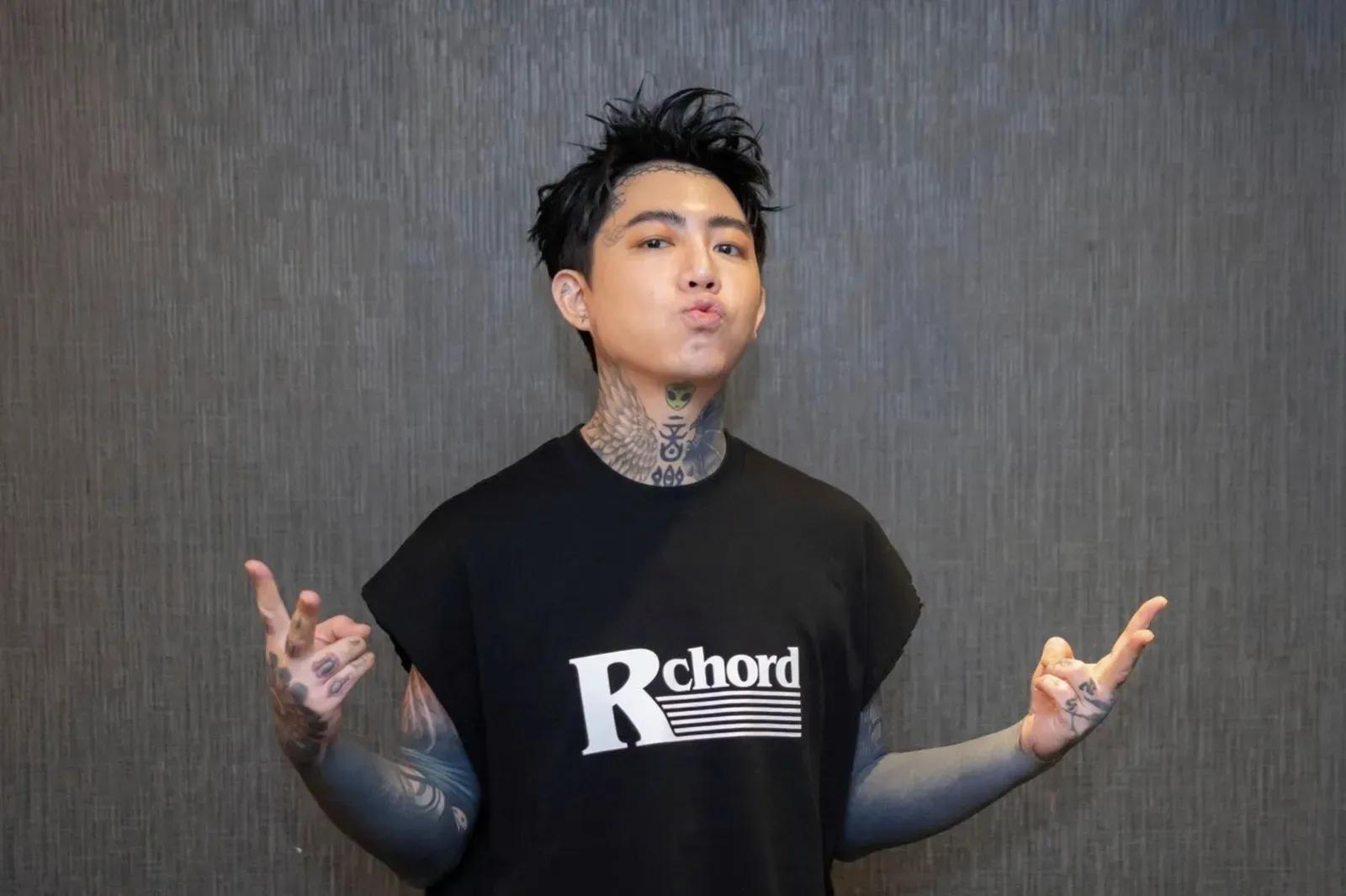 謝和弦疑似因表態力挺沈伯洋導致後續演出受影響。圖/翻攝謝和弦 R-chord (阿扣) 臉書