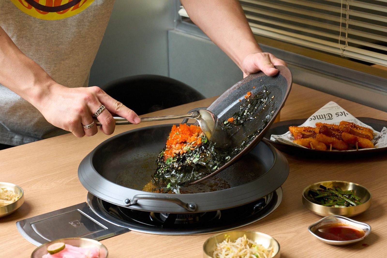 點鍋物加100元,就有「韓式飛魚卵炒飯」。
