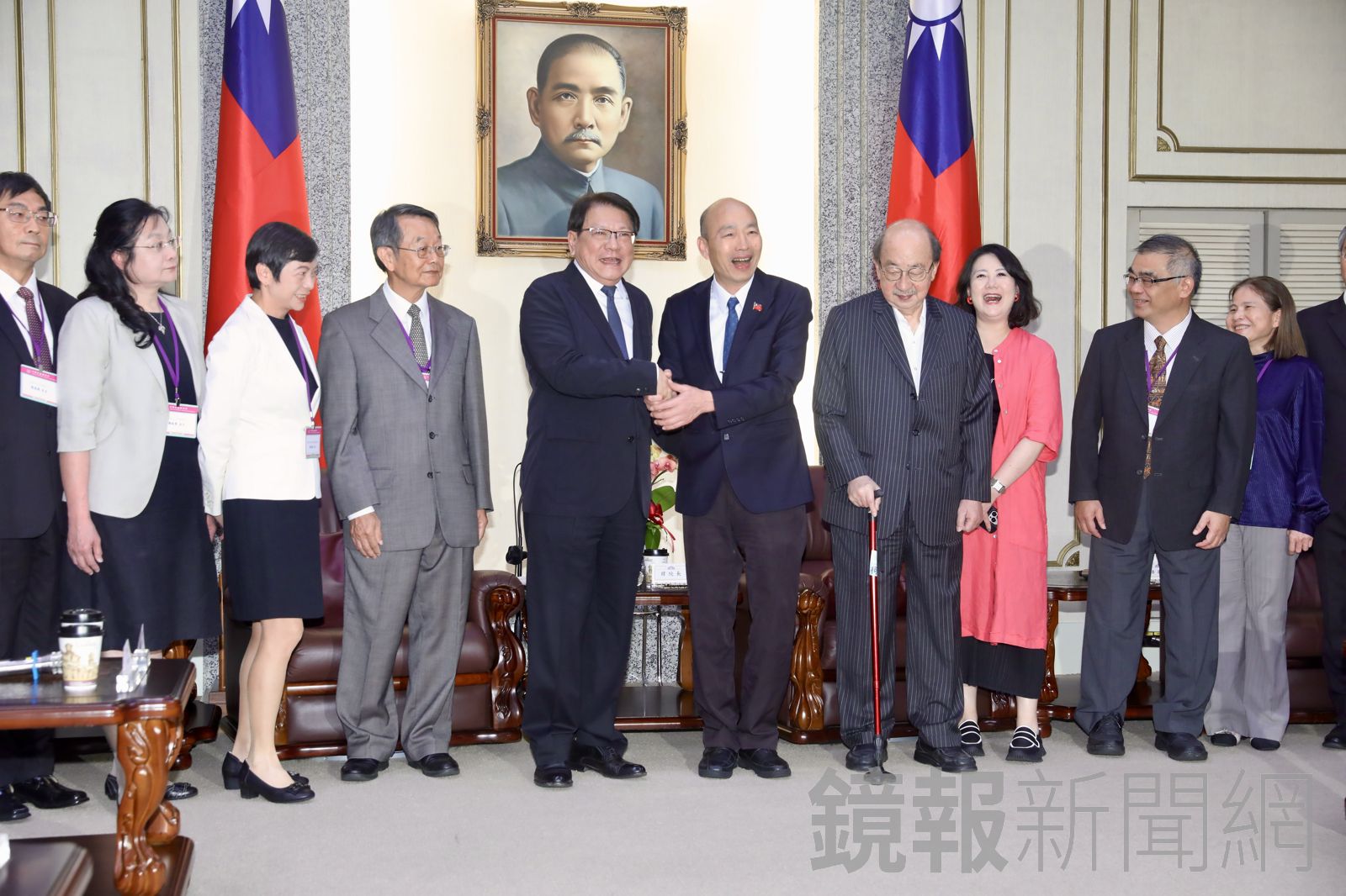 今天下午2點，潘孟安率領7名大法官被提名人抵達立法院，前往會客室會見韓國瑜。（圖／林煒凱攝）