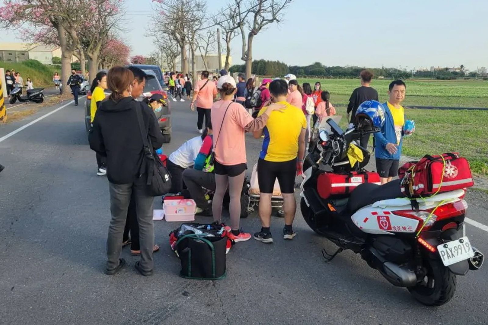 男童遭休旅車撞擊倒地,現場已無生命跡象,救護人員到場緊急施予急救。民眾提供