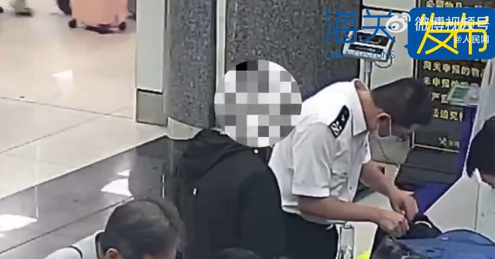 海關驚呆！男旅客「將電子煙塞肛門」想走私入境…網傻眼：口味真重