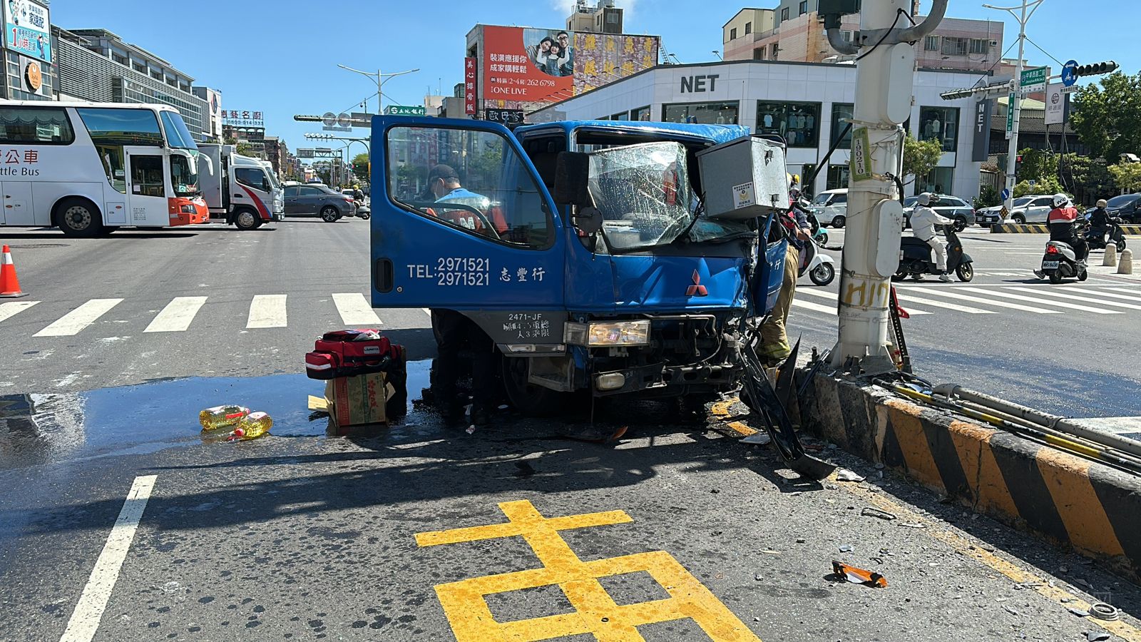 台南中華西路二段科技執法主機被撞毀，小貨車上的沙拉油破裂，導致路面濕滑。讀者提供