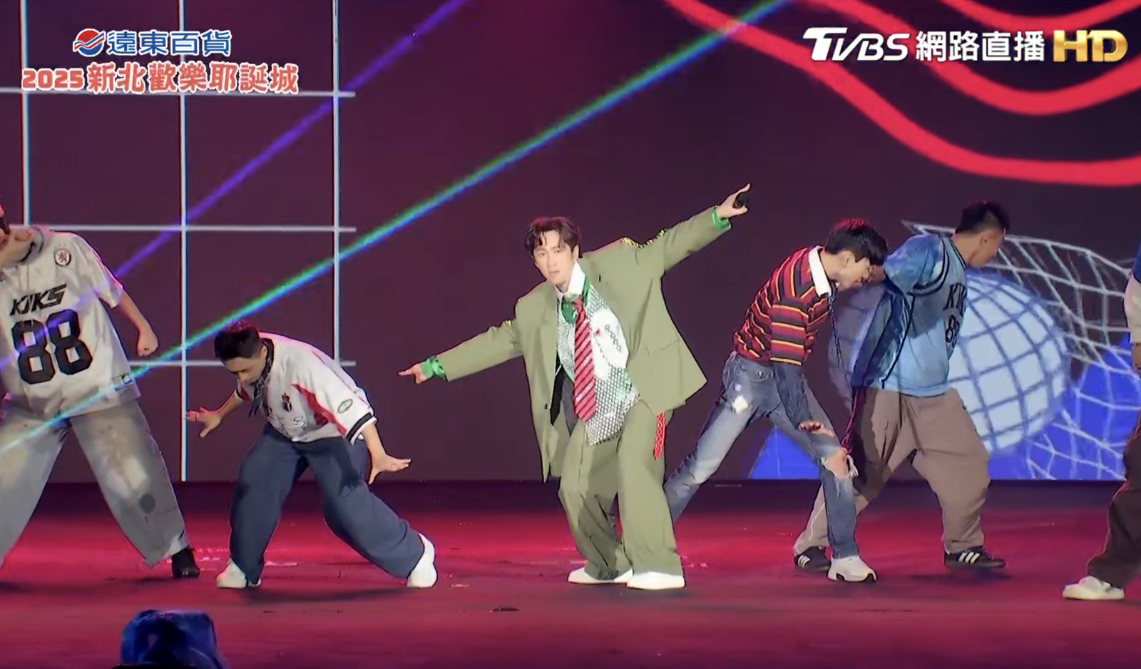 新北耶誕城陳漢典表演。翻攝 TVBS NEWS YouTube