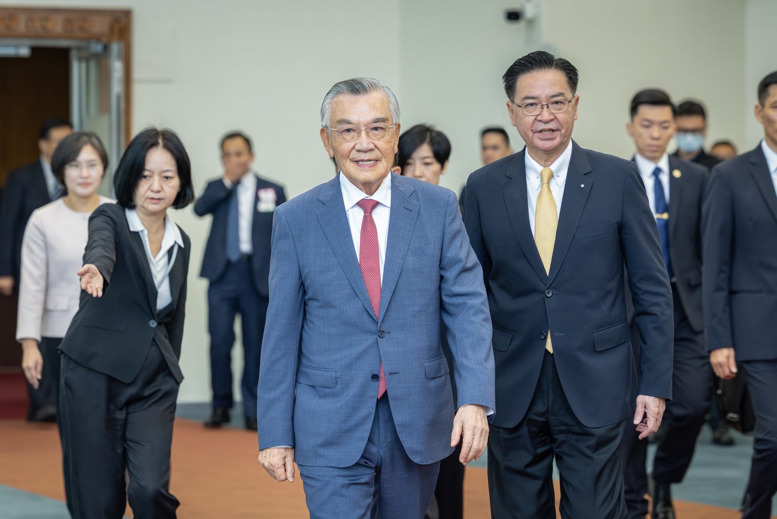 APEC領袖代表林信義(中)啟程赴韓國參加年會,吳釗燮(右)至機場送機。(圖/總統府提供)