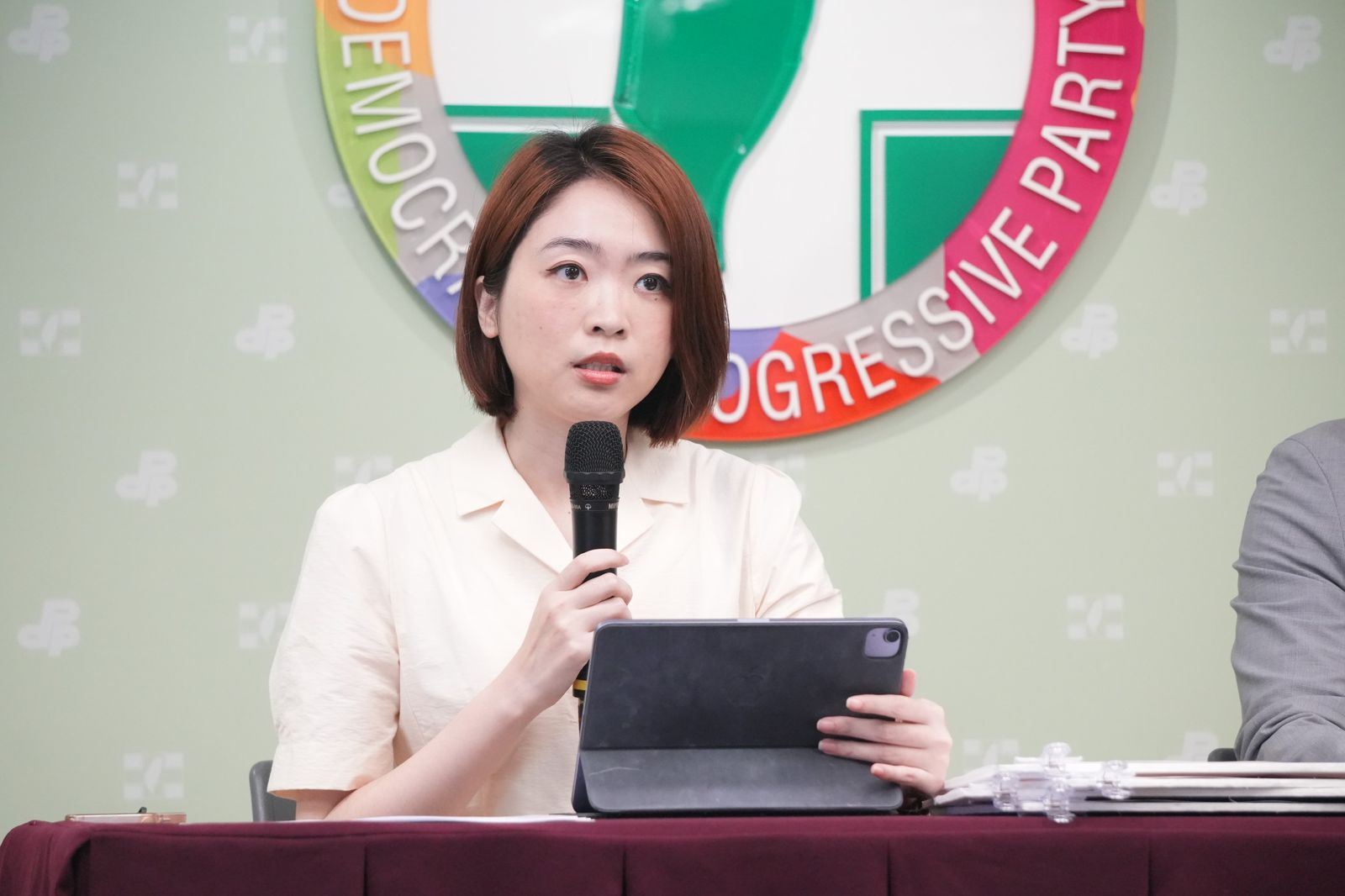 賴政府執政將滿1週年，民進黨發言人韓瑩公布最新民調。（圖／民進黨提供）