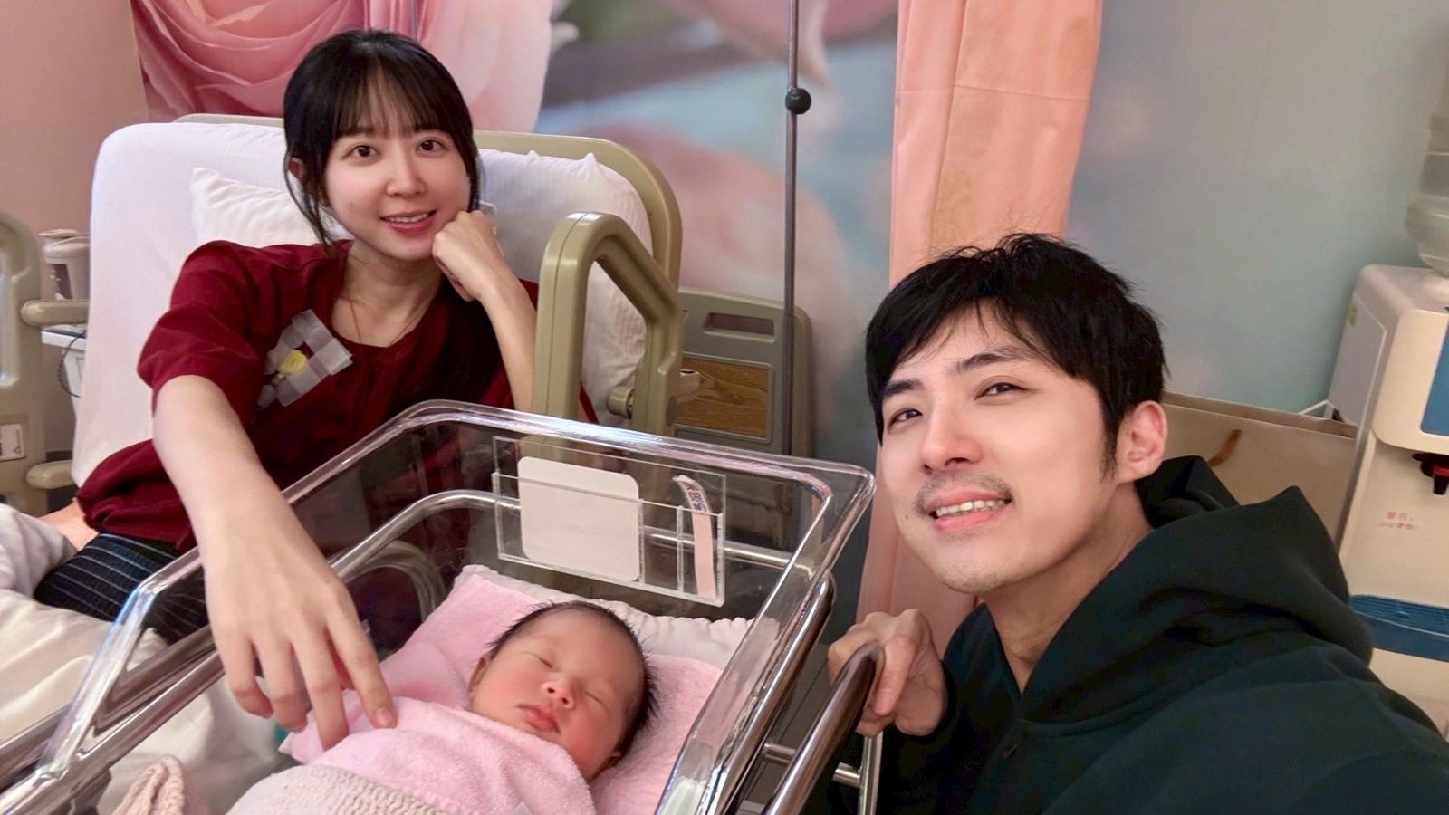洪詩（左）與李運慶幸福迎接二女兒出世。翻攝IG@angelhong