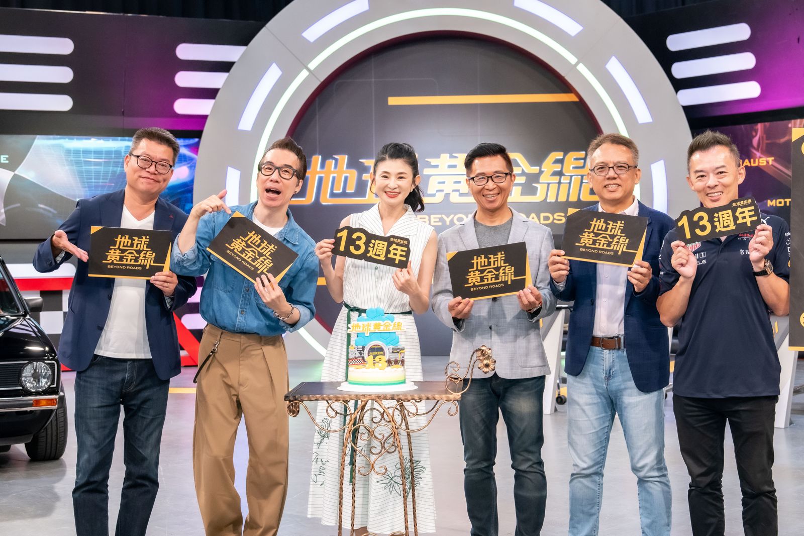 《地球黃金線》新棚景首錄，製作單位安排爬梯子遊戲，與來賓互動。TVBS提供