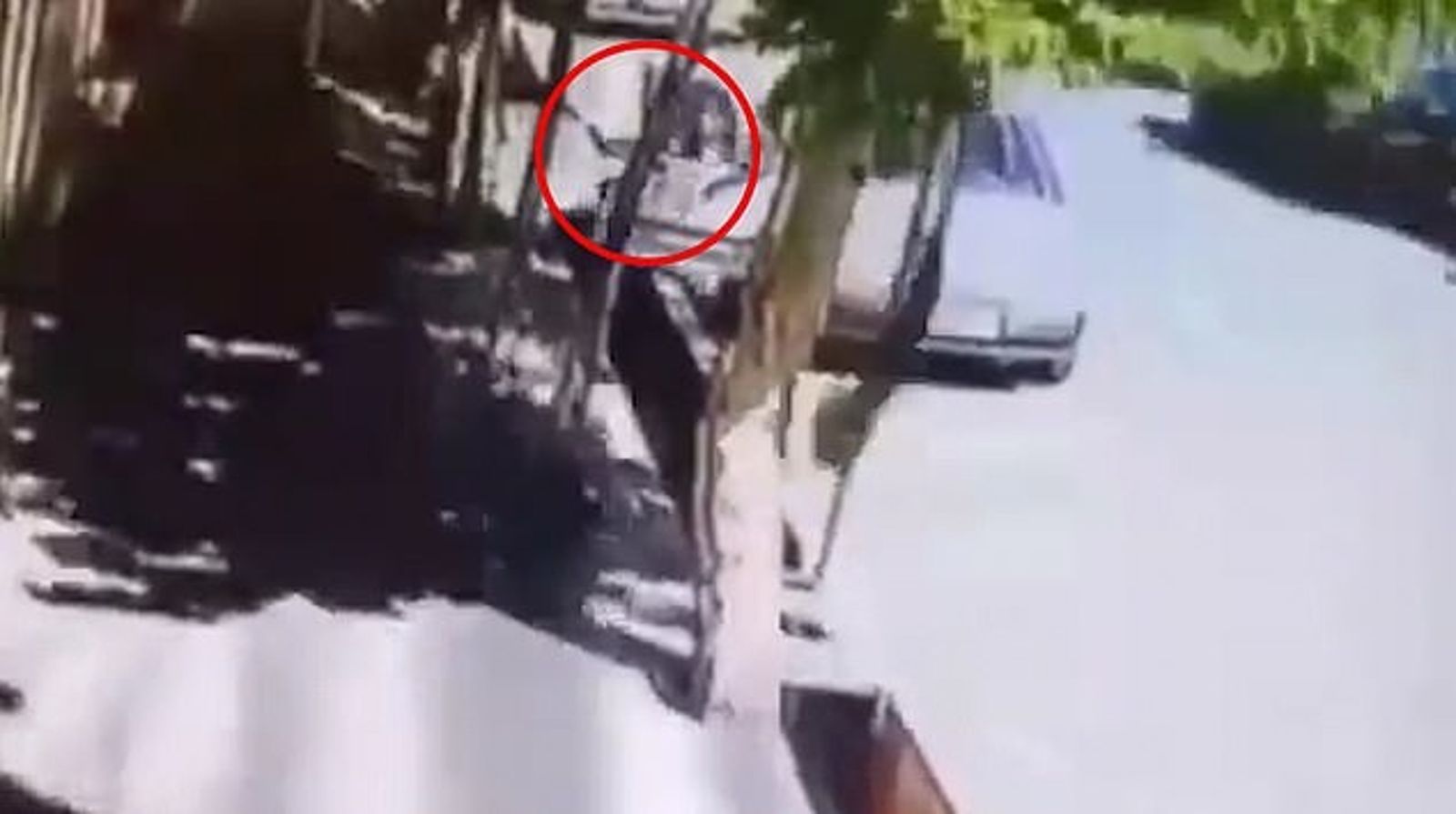 正妹揭露父親有小三　狠爸惱羞成怒當街刺她多刀慘死！驚悚影片曝光