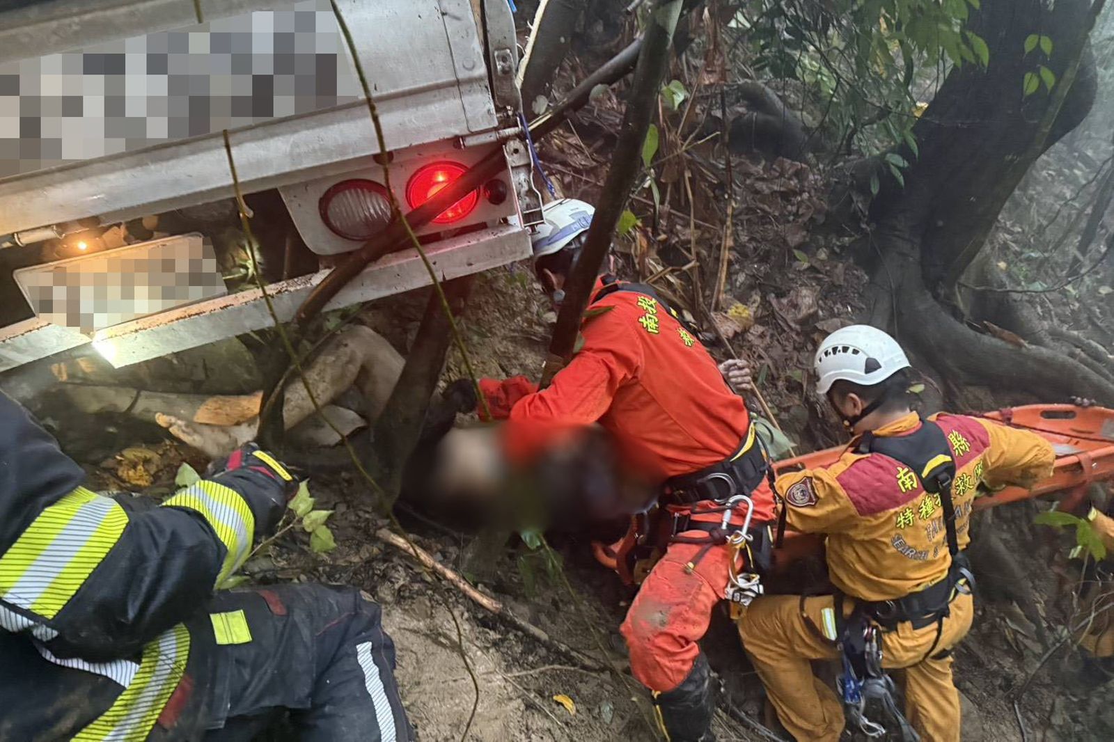 滿載「綠金」小貨車翻落50米深谷1死1傷　36歲男遭重壓不幸喪命