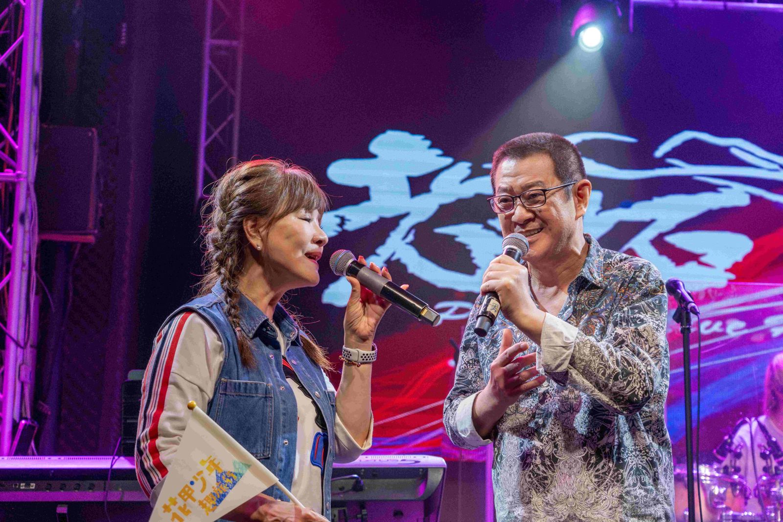 蔡小虎（右）、龍千玉（左）合體！獻唱「傷心酒店」，羞曝「有機會開花結果」？東森綜合台提供