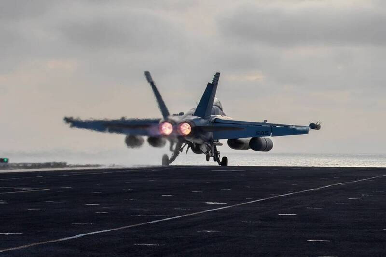 掛載AN/ALQ-249電子干擾莢艙(翼下最外側)的EA-18G,從「林肯號」航空母艦(CV-72)上起飛。圖片取自DVIDS