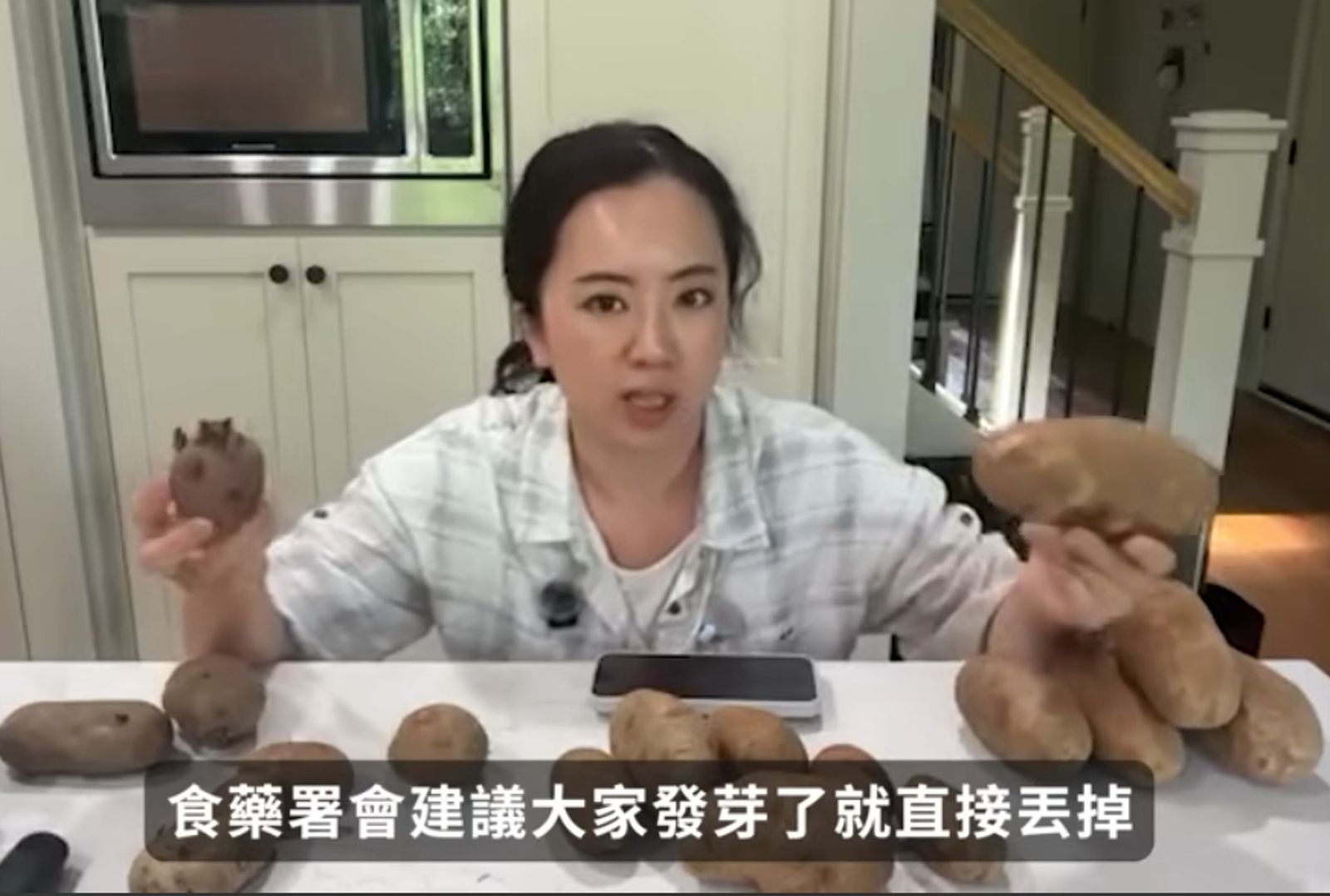 美國人見怪不怪?知識網紅餵兒吃「發芽馬鈴薯」 影片曝光全網炸鍋:小孩真可憐