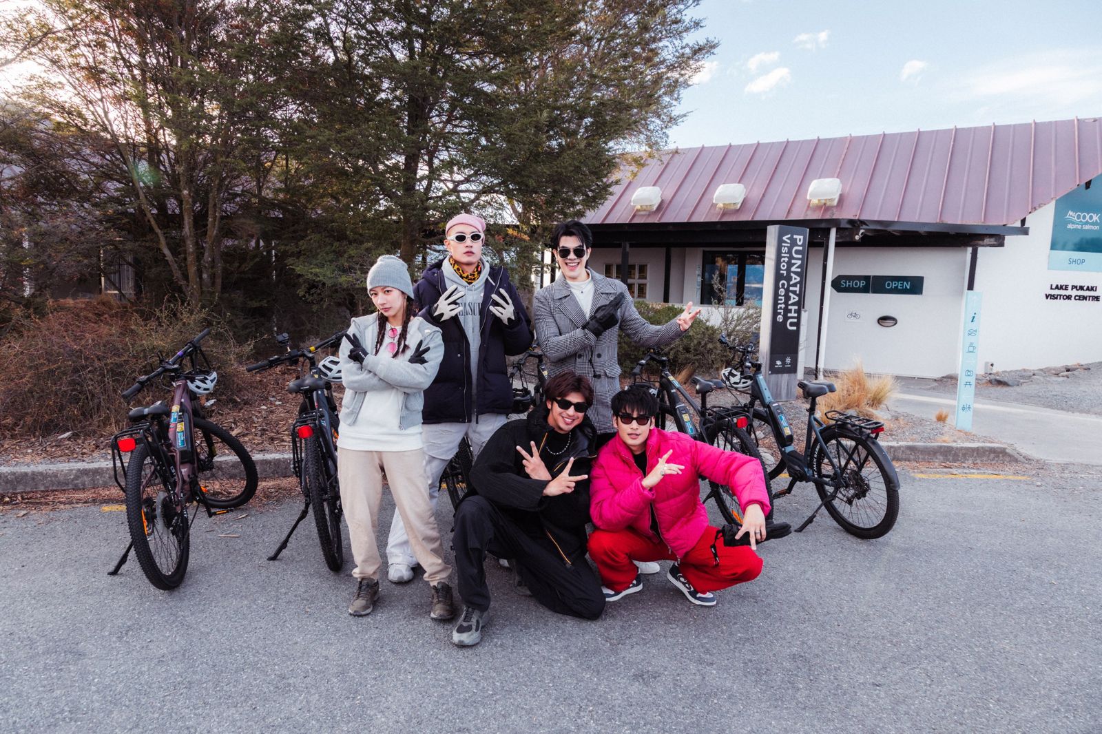 陳柏霖(前排左)、Apo、陳妤(後排左起)、黃宣騎完自行車後與Mile會合。出去一下提供