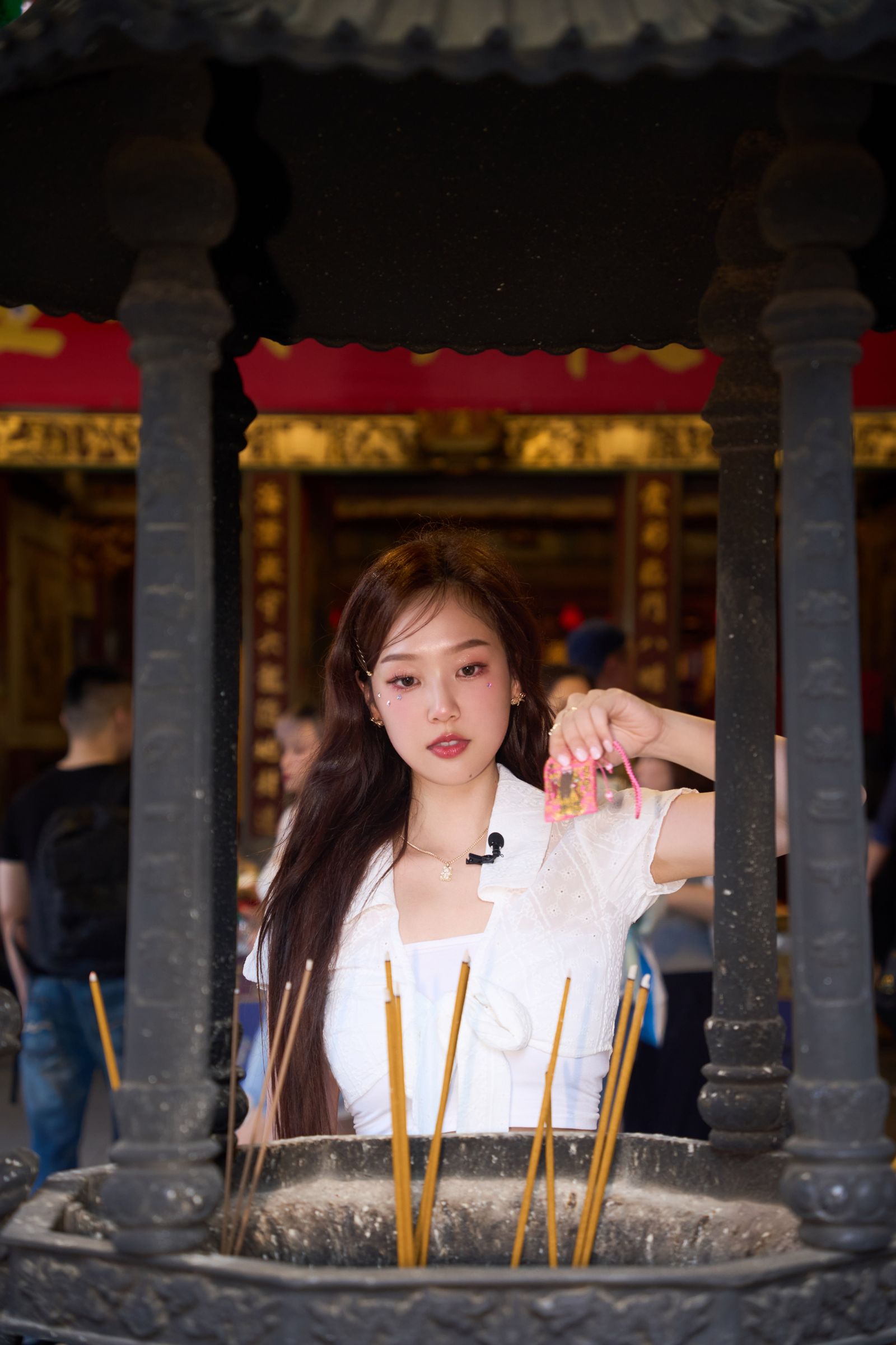 安吉日前到台北霞海城隍廟拜月老。索尼音樂提供