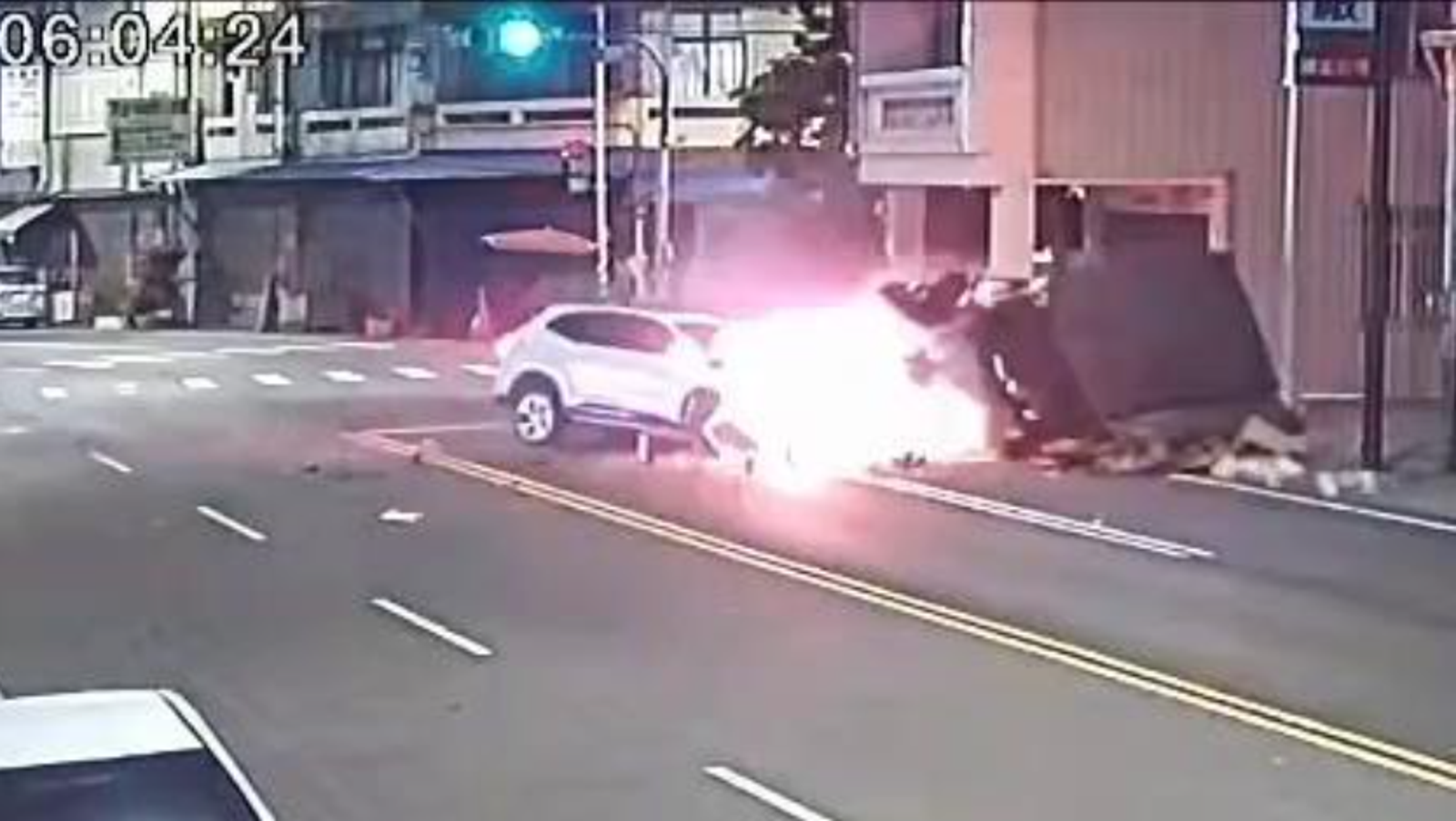 高速休旅車殺入對向車道　「斷頭式」撞爛貨車　2賣麵好友慘死