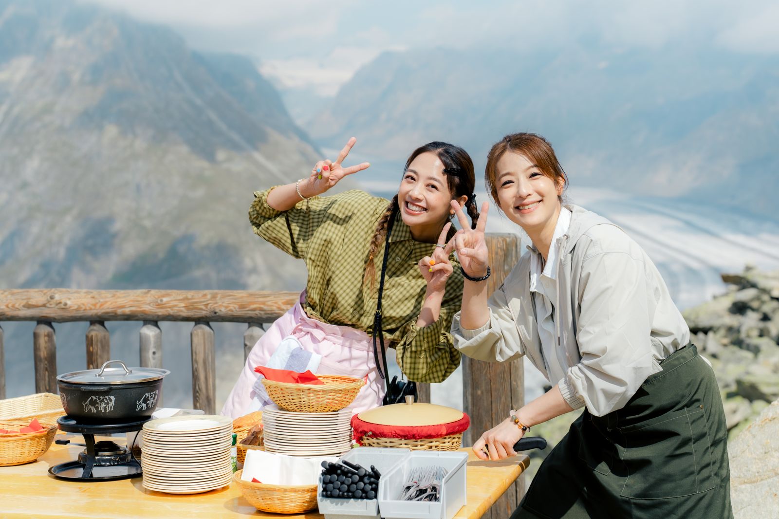 《嗨！營業中》吳映潔（左起）、賴雅妍。好看娛樂提供