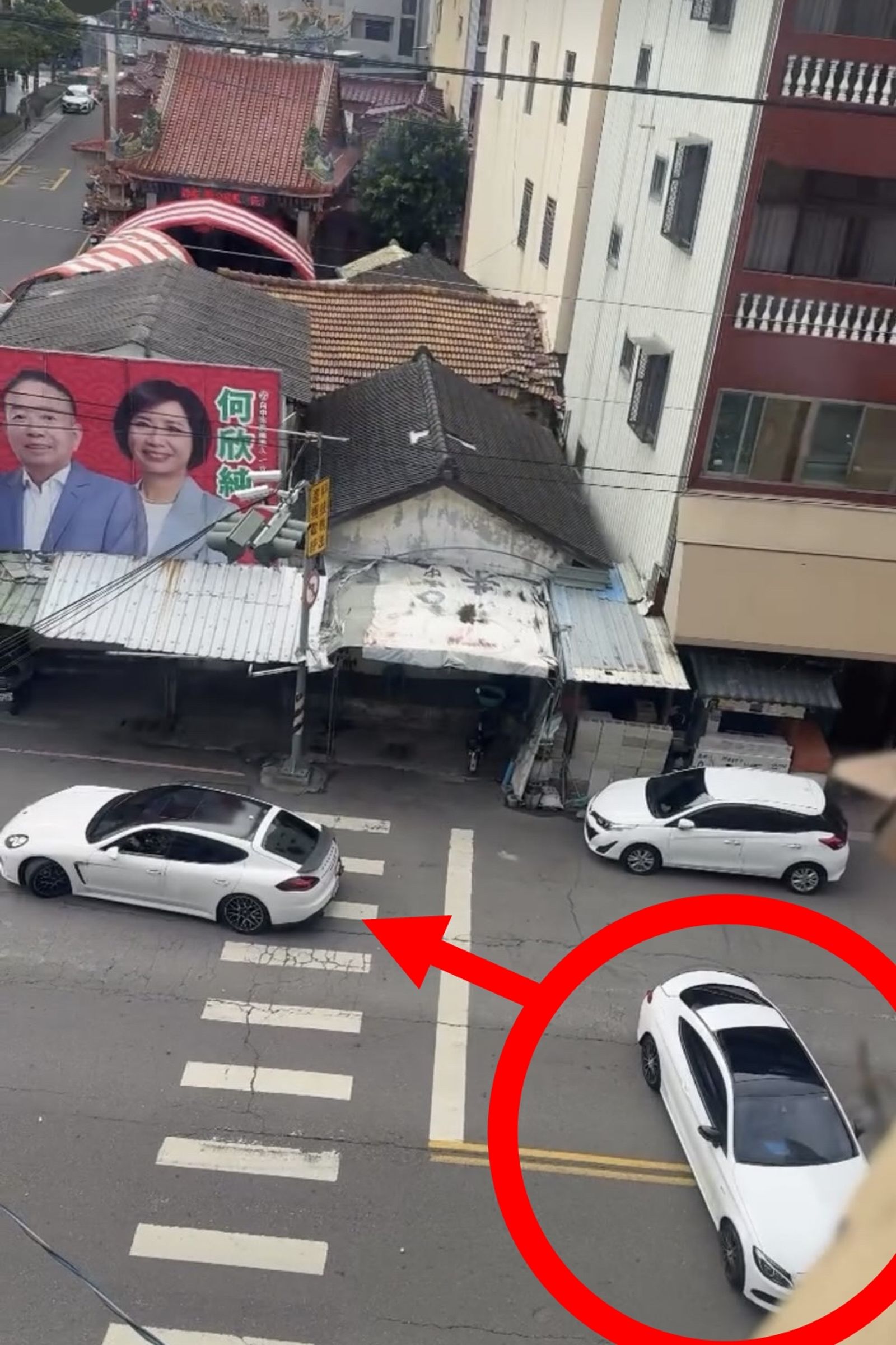 賓士車(右，紅圈處)甩尾180度，倒車衝撞保時捷，2車撞擊巨響，嚇壞不少民眾，還好沒有波及無辜用路人。翻攝threads _dream205