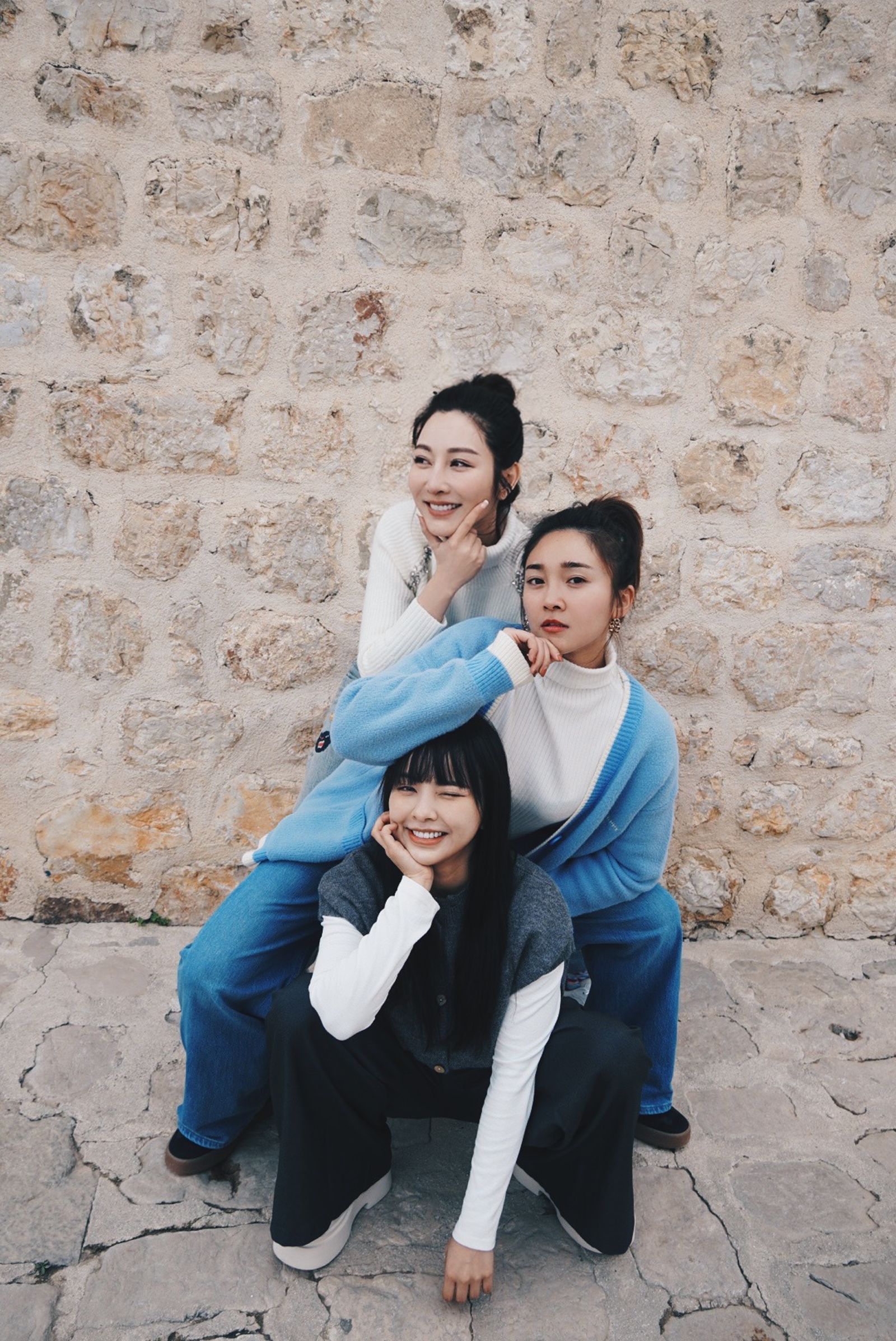 曾莞婷(後)、張文綺(中)、徐凱希(前)結伴跟團去克羅埃西亞等四國旅行。時代創藝提供