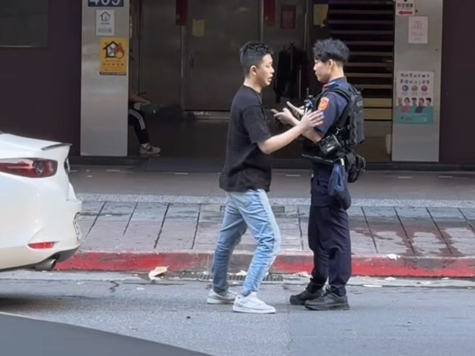 張男渾身散發酒味站都站不穩，明確表示拒絕酒測，但沒想到面對毒品快篩很乾脆配合，結果呈現毒品陽性反應當場遭到逮捕。翻攝Joe__0.0