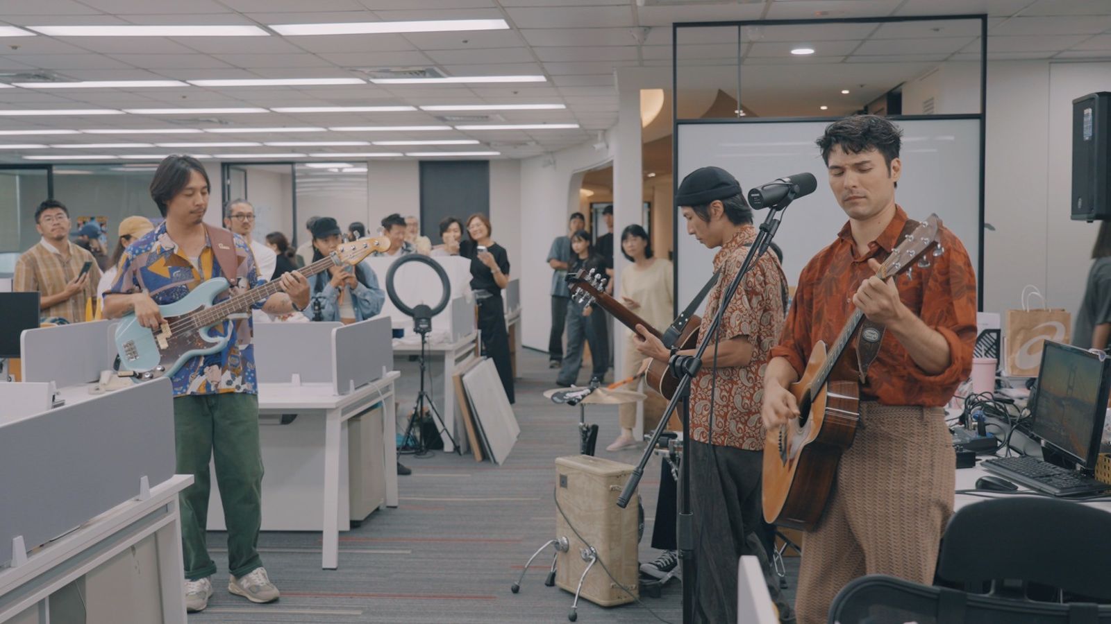 鳳小岳率新團在辦公室裡高歌。硬柿子工作室提供