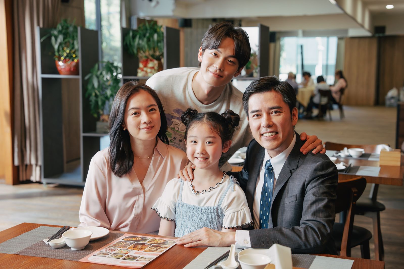 高伊玲(前排左起)、葉子綺與丁力騏在劇中客串「羅冠豪」的家人,與扮演姚淳耀高中時期的邱勝揚(後)有催淚對手戲。瀚草影視提供