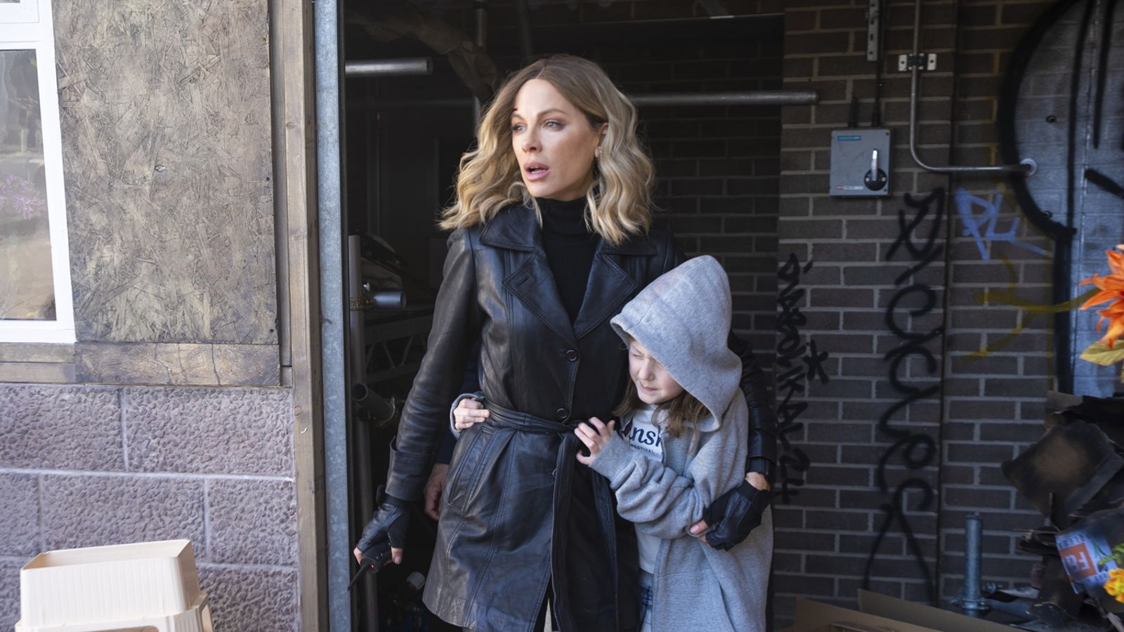 凱特貝琴薩（左）片中營救女兒。車庫娛樂提供
