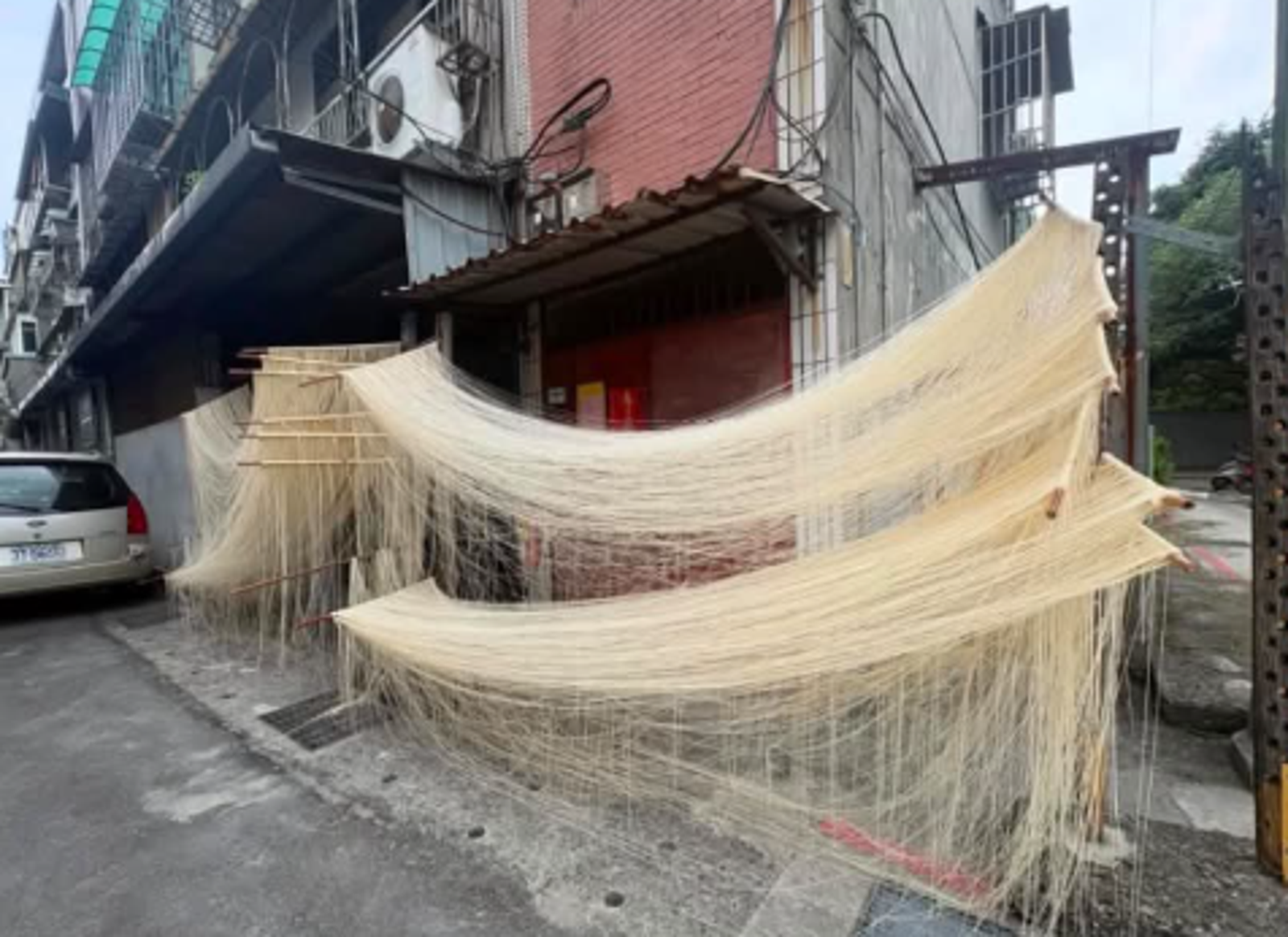 蘆洲「水溝蓋上曬麵線」遭瘋傳!孫女自豪嗨喊:阿公純手工的...反害工廠關門