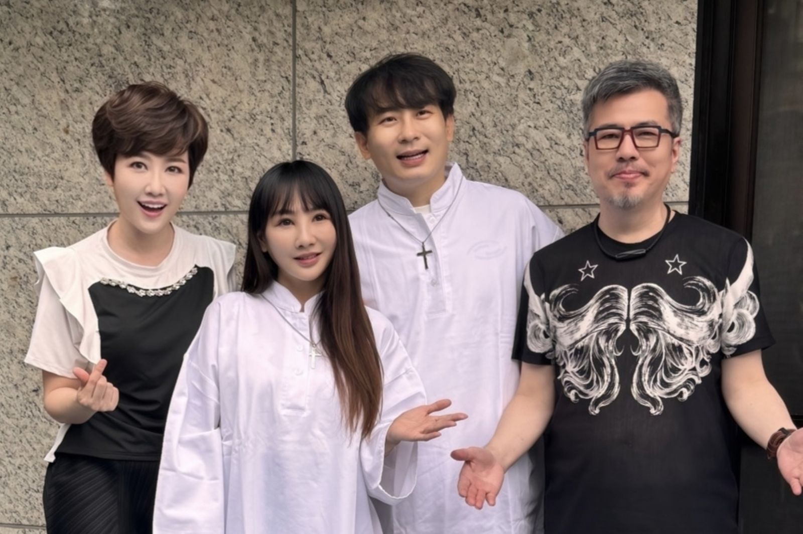 女星豪宅泳池驚見一群人「穿白袍下水」!昔嗆寧可下地獄 如今驚人轉變