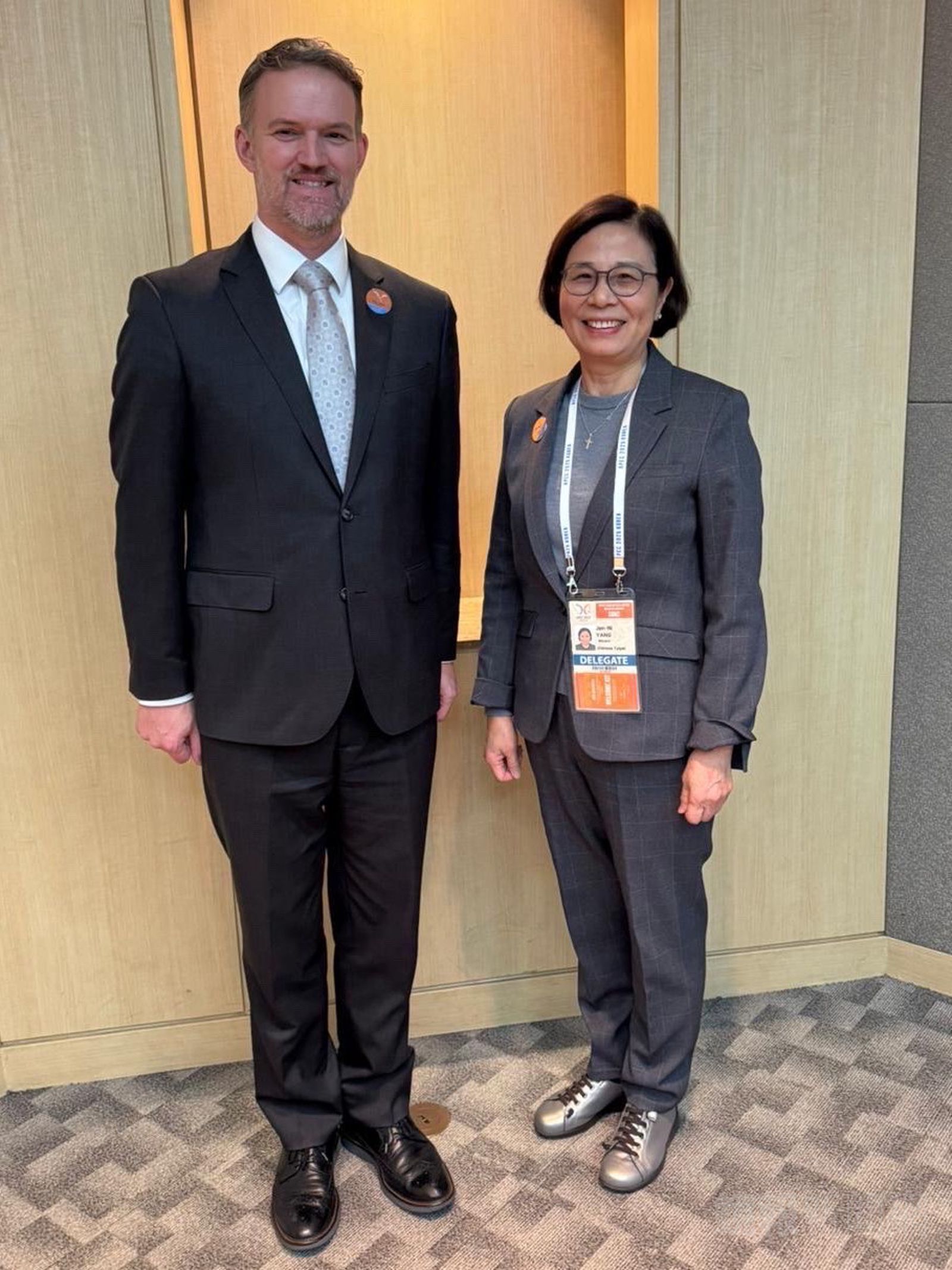 行政院經貿談判辦公室總談判代表楊珍妮（右）正在韓國濟州島參加APEC貿易部長會議，和美國貿易代表葛里爾（Jamieson Greer）進行會談。（圖／行政院提供）