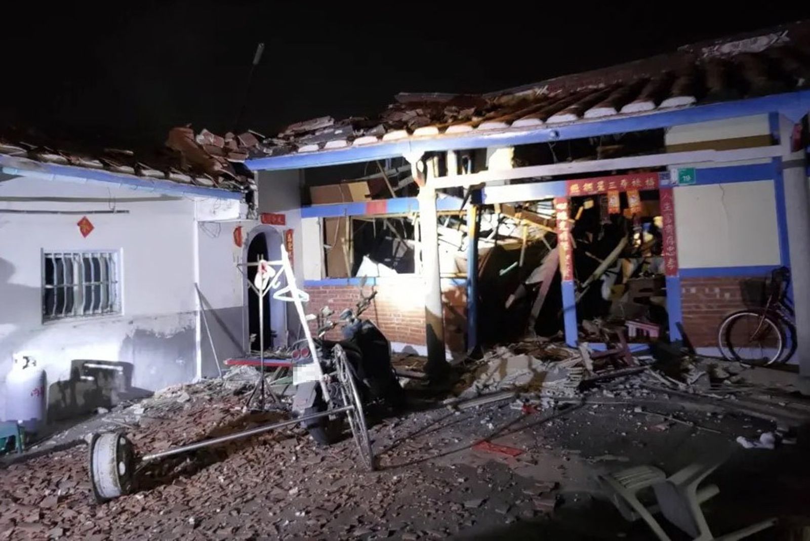 老舊民宅深夜疑似發生氣爆,屋瓦雜物碎片散落一地,現場滿地瘡痍。圖/民眾提供