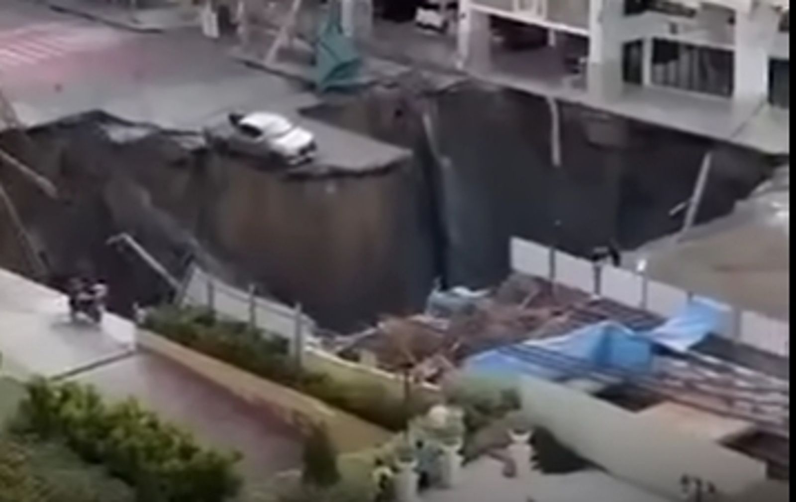 驚悚！曼谷市區醫院前突現超大天坑　車子電線桿全被「吞沒」