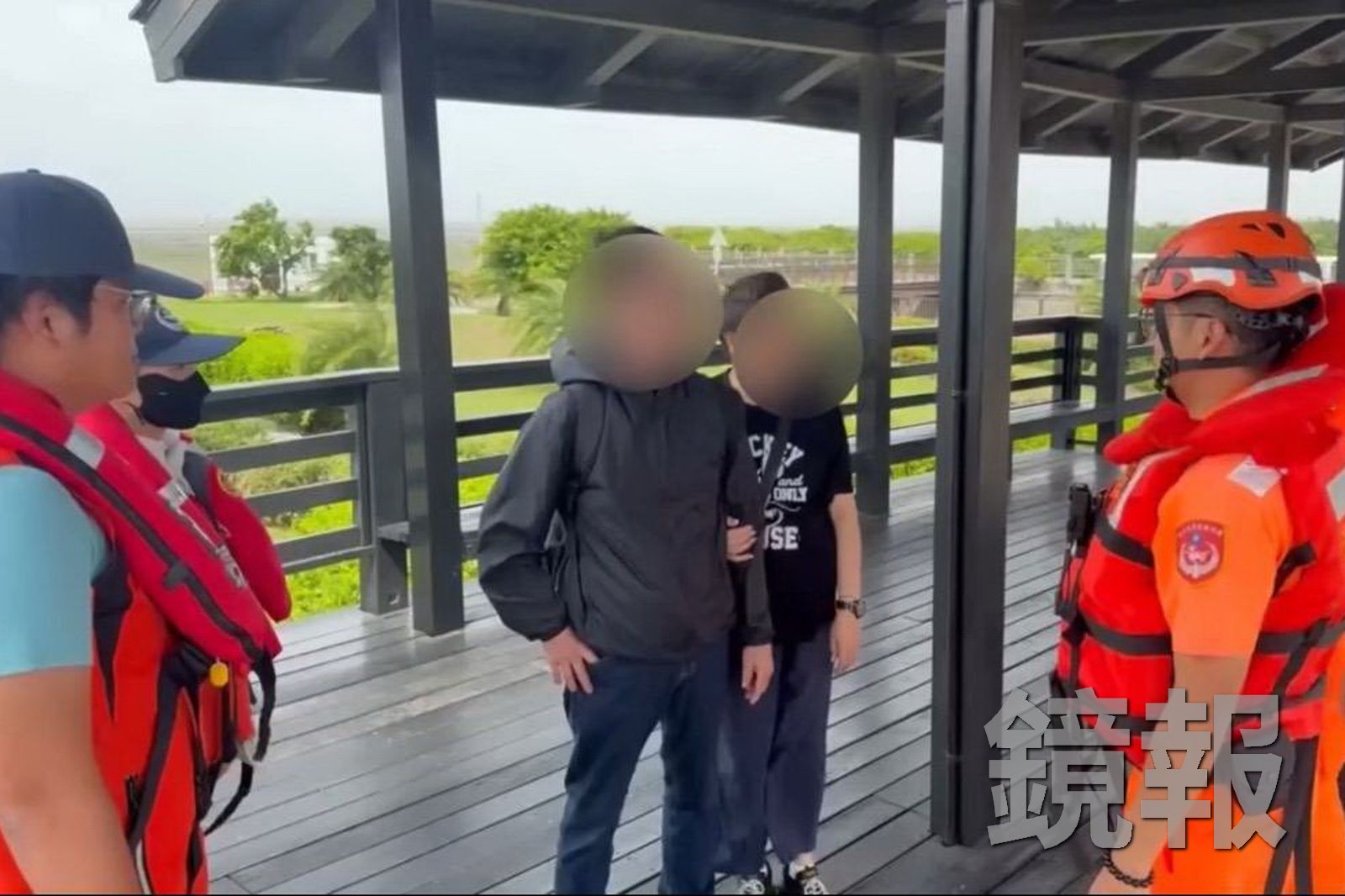 海巡人員結合海巡志工前往高美濕地等遊憩熱點宣導,提醒民眾颱風天不要逗留在海岸附近。圖/海巡署中部分署提供