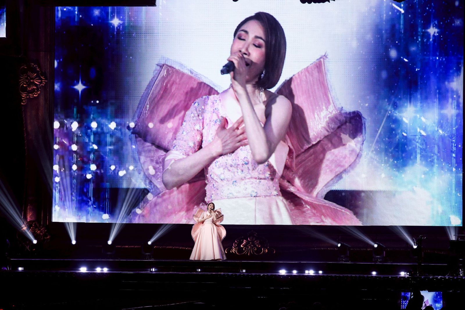 李翊君出道38年首度攻蛋！掩面哽咽謝萬人　檢場牽女兒現身力挺