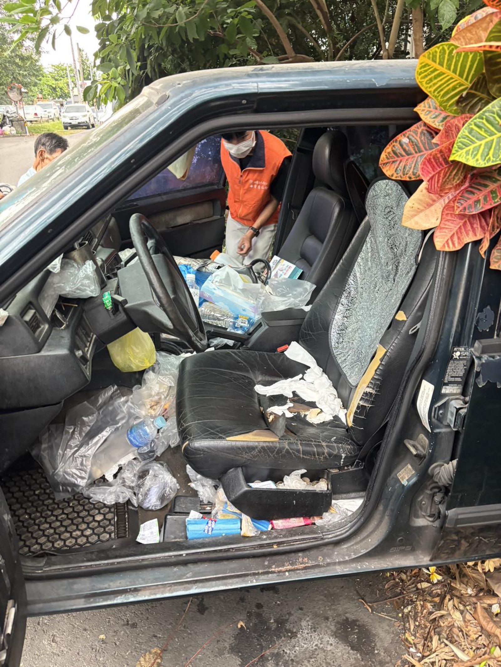 吃喝拉撒都在這！屏東翁蝸居「垃圾車」近月全身癱軟　鄰居驚喊：怕他死在裡面