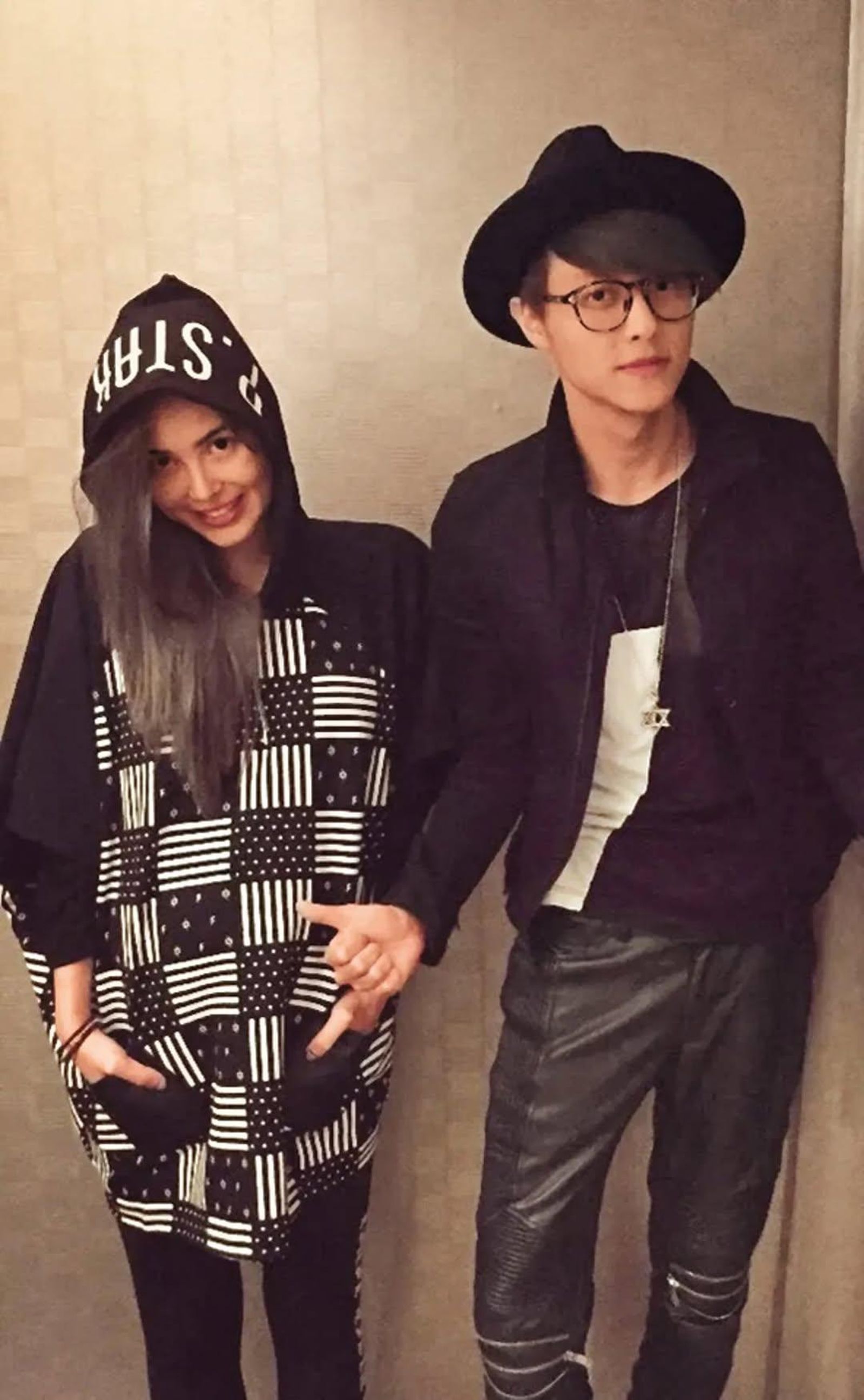 王子(右)從《模范棒棒堂》出道,與從《我愛黑澀會》出身的昆凌結識至今已10多年。翻攝邱勝翊微博