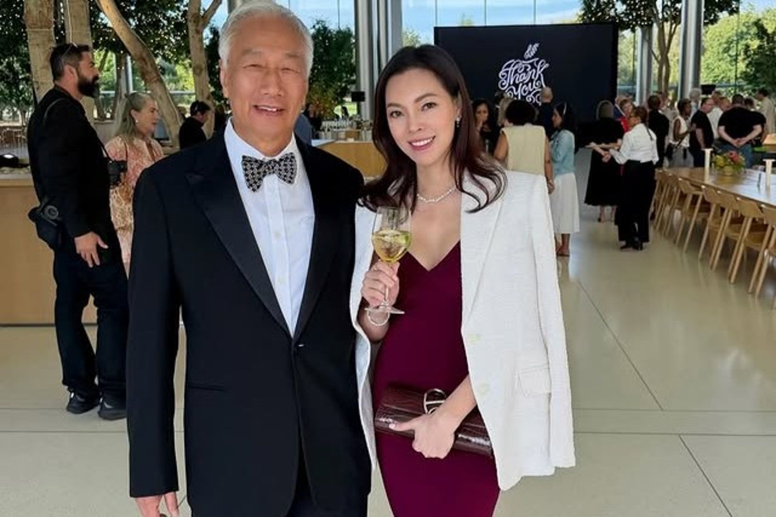 51歲曾馨瑩同框75歲郭台銘!老外看傻「是孫女?」 手提愛馬仕小包值百萬