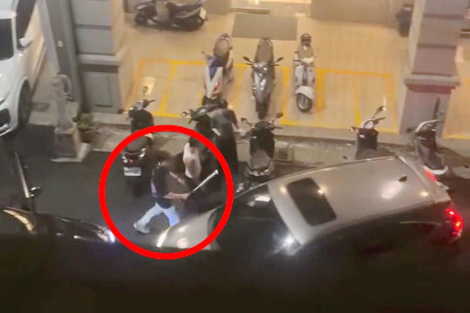 不滿「逆向」火大亮球棒!台中男當街敲擋風玻璃、狂飆髒話 女子嚇爛警方要辦他