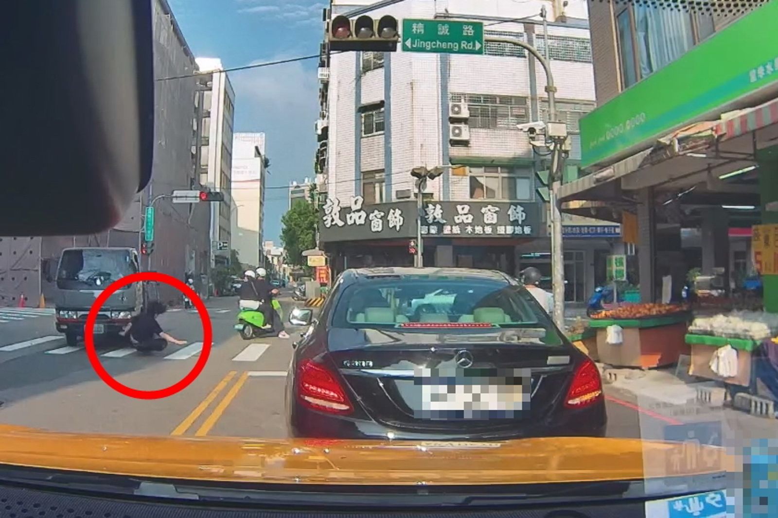 小貨車左轉繞過路口機車,不慎撞倒身穿黑衣、正要過馬路的男子(紅圈處)。民眾提供