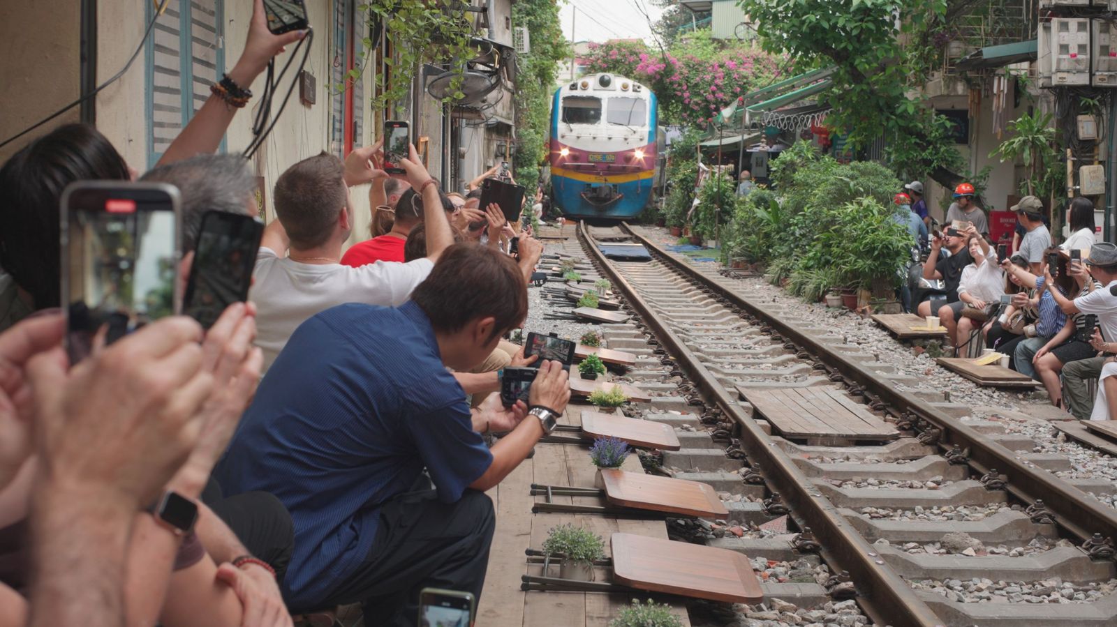 楊君偉見證越南「河內火車街」驚險瞬間。公共電視、新傳媒提供