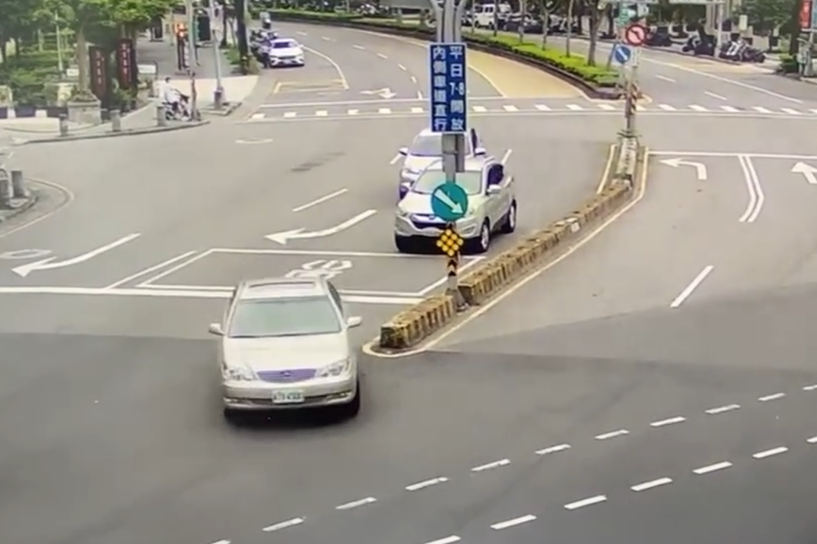 老翁在撞上後方車輛後快速駛離現場。圖／threads@yulong1126