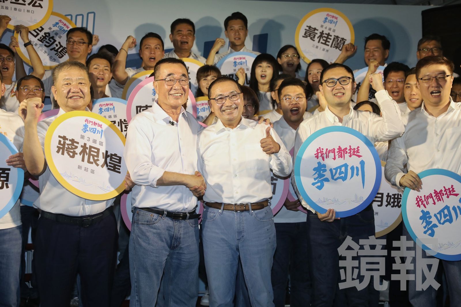 侯友宜今天一早全程陪同李四川登記參選，藍白小雞也都到現場助陣。圖。攝影林煒凱