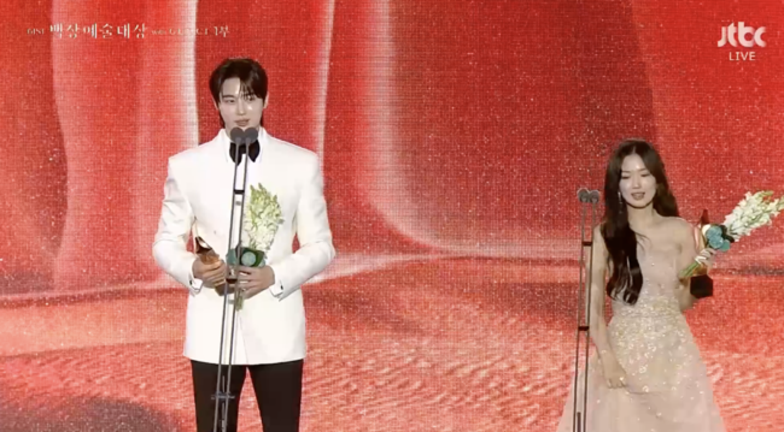 百想61／《背著善宰跑》CP再現最萌身高差　邊佑錫、金惠奫同框獲人氣獎