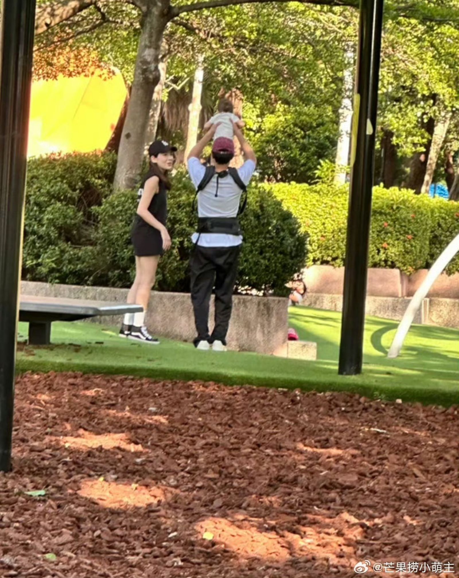 邱澤跟兒子玩舉高高,許瑋甯滿臉笑意看著他們。翻攝芒果撈小萌主微博