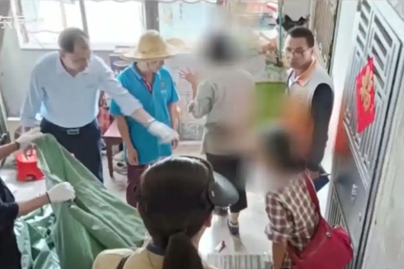 扯！母女檔「高樓往外丟垃圾」　鄰居只能戴安全帽出門