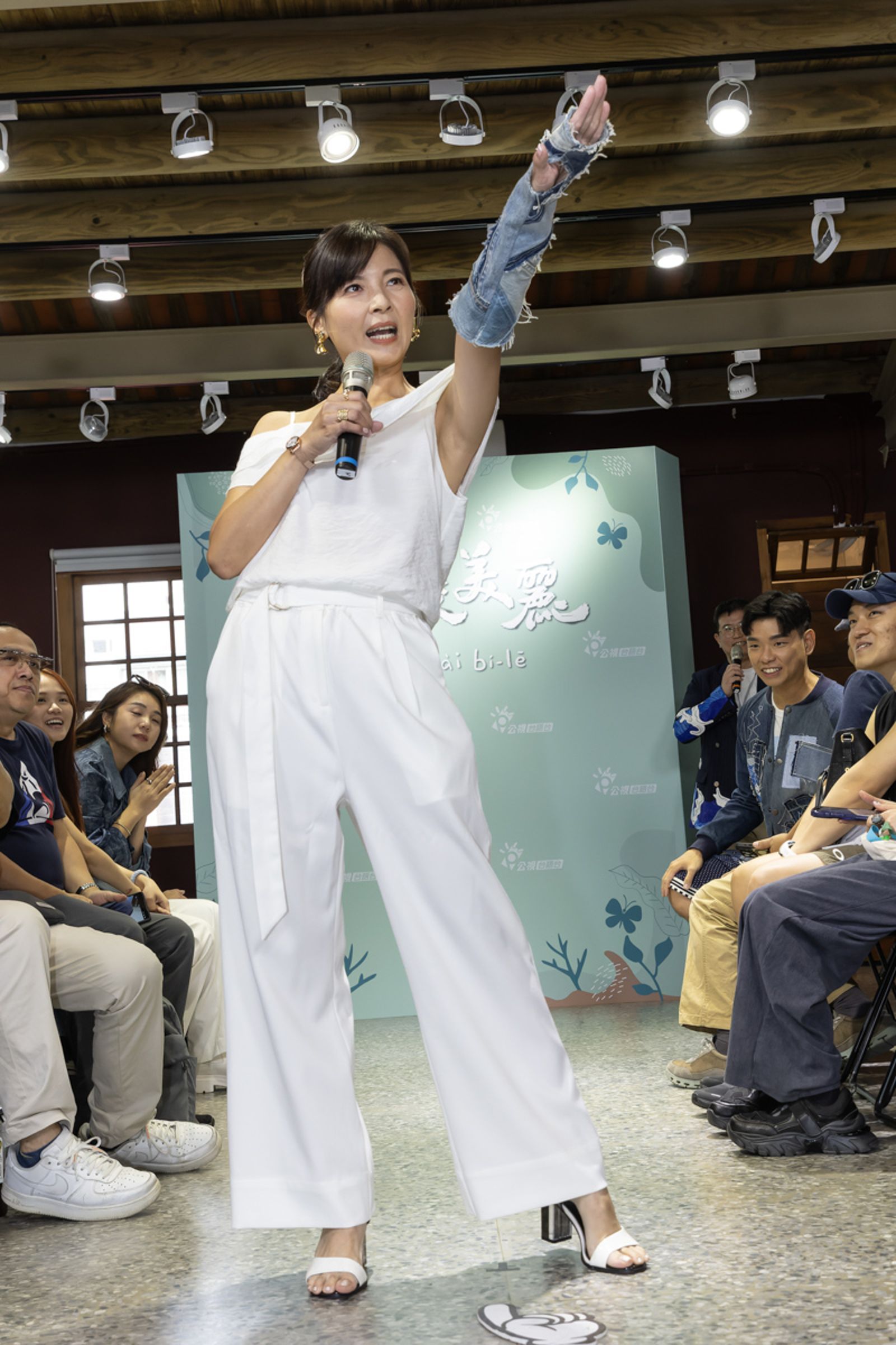 活動主持人許琡婷走秀,展現永續穿搭 。公視台語台提供