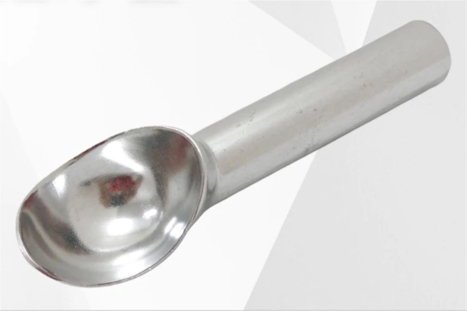 桶裝冰淇淋挖不動？他曝冷知識「使用前搖一搖」　網驚：學到了