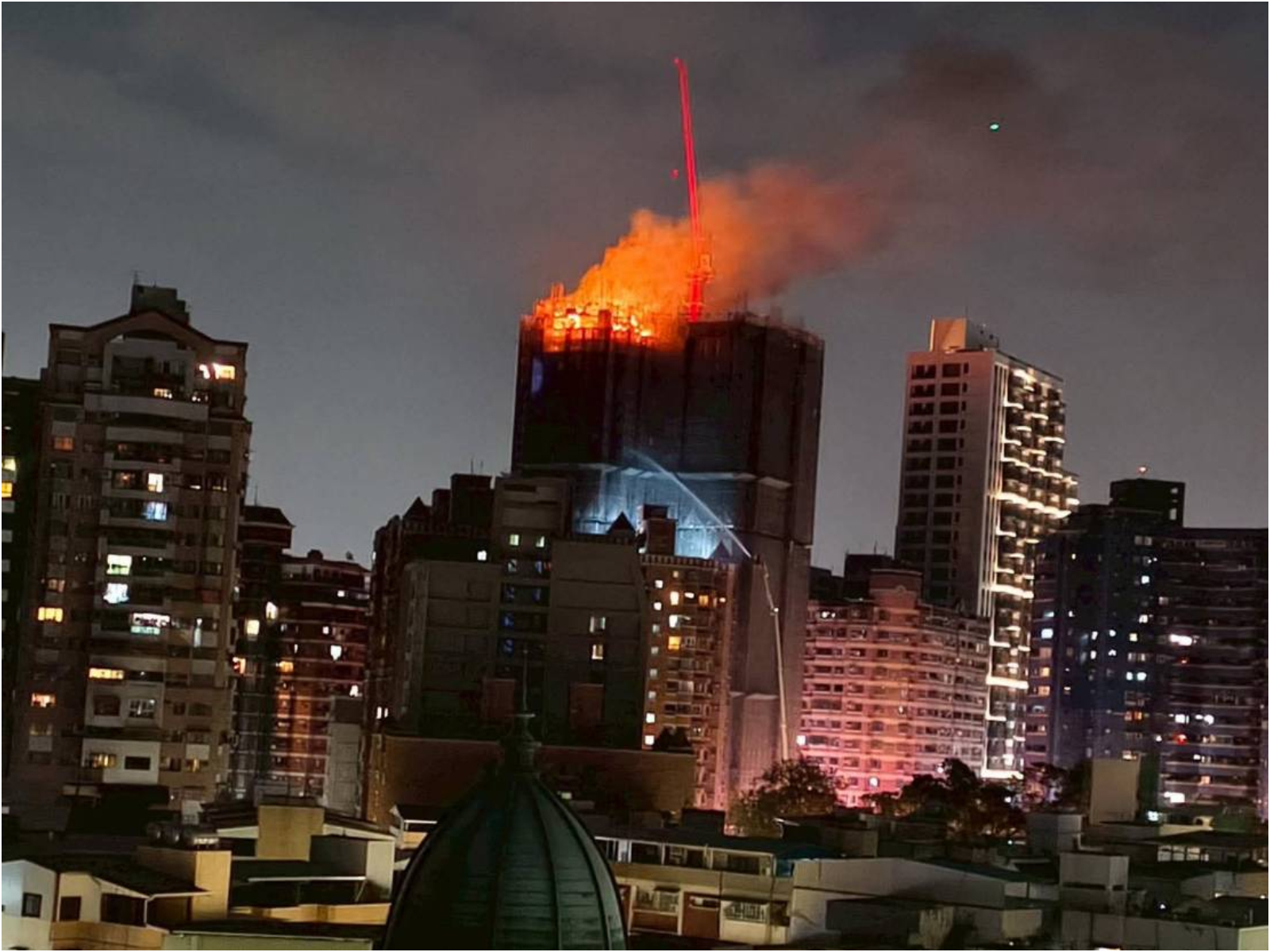 高雄鼓山30層豪宅「蓋到一半」突冒大火！警消徒步攻頂26樓灌救